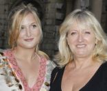 Charlotte de Turckheim et sa fille en mai 2011 à Paris