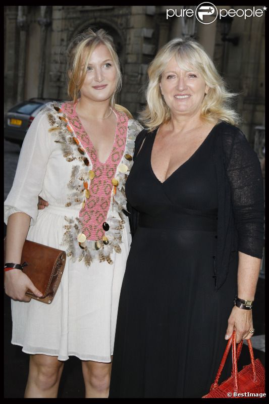 Charlotte de Turckheim et sa fille en mai 2011 à Paris