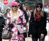 Paris Hilton se promène dans les rues d'Aspen, dans le Colorado, avec sa soeur Nicky Hilton, le mercredi 21 décembre 2011.