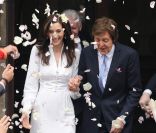 Paul McCartney et Nancy lors de leur mariage à Londres le 9 octobre 2011. Pour l'ouverture du bal, Macca avait fait jouer la chanson  My Valentine , écrite en 2009 en l'honneur de sa dulcinée.
