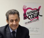 Nicolas Sarkozy en visite dans un centre des Restos du coeur parisien le 22 décembre 2011<br />