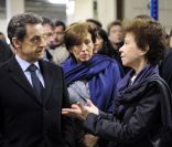 Nicolas Sarkozy accompagné de Roselyne Bachelot, en visite dans un centre des Restos du coeur parisien le 22 décembre 2011<br />