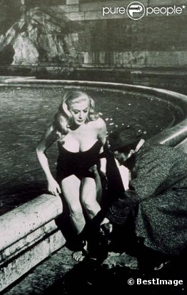 Anita Ekberg avec Federico Fellini sur le tournage de La Dolce Vita