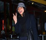 Rosario Dawson: très joyeuse à la sortie de chez Da Silvano à New York et prend la pose aux côtés de passants déguisés en Père Noël le 23 décembre 2011