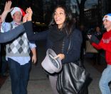 Rosario Dawson : accessible et sympathique, elle s\'éclate avec des passants déguisés en Père Noël le 23 décembre 2011