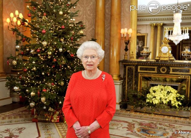  La reine Elizabeth II lors de sa traditionnelle allocution de Noël, le 25 décembre 2011 à Sandringham. 
 Le Noël 2011 de la famille royale britannique à Sandringham a été marqué par l'absence du prince Philip, hospitalisé, mais aussi par l'extraordinaire engouement suscité par Kate Middleton, attraction à Sandringham pour son premier Noël royal. 