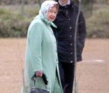  Elizabeth II et sa fille la princesse Anne se rendent au chevet du prince Philip, le 24 décembre 2011. 
 Le Noël 2011 de la famille royale britannique à Sandringham a été marqué par l'absence du prince Philip, hospitalisé, mais aussi par l'extraordinaire engouement suscité par Kate Middleton, attraction à Sandringham pour son premier Noël royal. 
