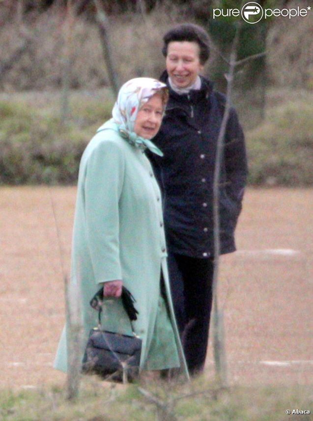 Elizabeth II et sa fille la princesse Anne se rendent au chevet du prince Philip, le 24 décembre 2011. 
 Le Noël 2011 de la famille royale britannique à Sandringham a été marqué par l'absence du prince Philip, hospitalisé, mais aussi par l'extraordinaire engouement suscité par Kate Middleton, attraction à Sandringham pour son premier Noël royal. 