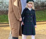  Lady Louise Windsor avec ses parents le prince Edward et la comtesse Sophie de Wessex, le 25 décembre 2011. 
 Le Noël 2011 de la famille royale britannique à Sandringham a été marqué par l'absence du prince Philip, hospitalisé, mais aussi par l'extraordinaire engouement suscité par Kate Middleton, attraction à Sandringham pour son premier Noël royal. 