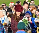  Bain de foule de Noël pour Kate Middleton, le 25 décembre 2011 à la sortie de l'église, qui a attiré une foule inédite à Sandringham. 
 Le Noël 2011 de la famille royale britannique à Sandringham a été marqué par l'absence du prince Philip, hospitalisé, mais aussi par l'extraordinaire engouement suscité par Kate Middleton, attraction à Sandringham pour son premier Noël royal. 