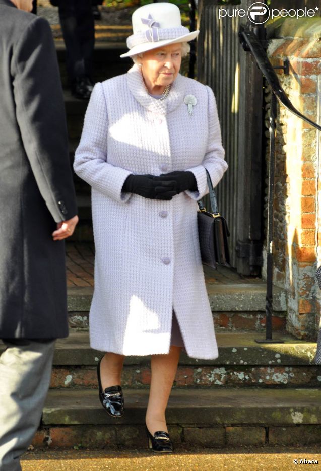  Malgré l'absence de son mari le prince consort, hospitalisé, la reine Elizabeth II est apparue très souriante le 25 décembre 2011 à Sandringham. 
 Le Noël 2011 de la famille royale britannique à Sandringham a été marqué par l'absence du prince Philip, hospitalisé, mais aussi par l'extraordinaire engouement suscité par Kate Middleton, attraction à Sandringham pour son premier Noël royal. 