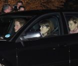  Le prince Harry conduit ses cousines les princesses Beatrice et Eugenie d'York à l'hôpital Papworth pour voir leur grand-père le prince Philip, le 25 décembre 2011. 
 Le Noël 2011 de la famille royale britannique à Sandringham a été marqué par l'absence du prince Philip, hospitalisé, mais aussi par l'extraordinaire engouement suscité par Kate Middleton, attraction à Sandringham pour son premier Noël royal. 