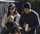 Selma Blair, Jason Bleick et leur petit Arthur, âgé de 5 mois, à Los Angeles, le samedi 24 décembre 2011. <br />