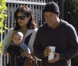 Selma Blair, Jason Bleick et leur petit Arthur, âgé de 5 mois, à Los Angeles, le samedi 24 décembre 2011. <br />