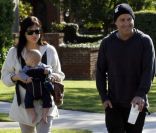 Selma Blair, Jason Bleick et leur petit Arthur, âgé de 5 mois, à Los Angeles, le samedi 24 décembre 2011. <br />