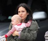 Jennifer Connelly tient sa petite Agnes dans ses bras, et marche à côté de Stellan et de son époux Paul Bettany, en novembre 2011. 