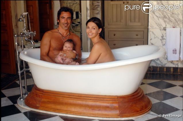  Adeline Blondieau avec son compagnon Laurent et leur fille Wilona dans la baignoire, à Marrakech pendant les vacances de la Toussaint 2011. 