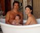  Adeline Blondieau avec son compagnon Laurent et leur fille Wilona dans la baignoire, à Marrakech pendant les vacances de la Toussaint 2011. 