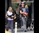 Ethan Hawk et son épouse Ryan Shawhughes, avec leur petite Indiana Hawke, non loin de Maya et Clementine. Août 2011