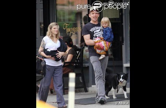 Ethan Hawk et son épouse Ryan Shawhughes, avec leur petite Indiana Hawke, non loin de Maya et Clementine. Août 2011