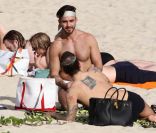 Marc Jacobs et Lorenzo Martone, allongés sur la plage à Saint Barthélémy, le 28 décembre 2011.