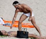 Marc Jacobs et Lorenzo Martone ont pris leurs marques sur la plage à Saint Barthélémy, le 28 décembre 2011.