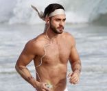 Le bellâtre brésilien Lorenzo Martone, moulé dans son boxer blanc, foulard Louis Vuitton sur le front, s'adonne à un petit footing à Saint Barthélémy, le 28 décembre 2011.
