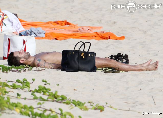 Marc Jacobs fait la planche à Saint Barthélémy, le 28 décembre 2011.