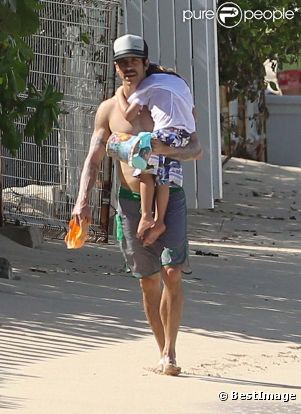 Anthony Kiedis et son fils Everly à Saint-Barthélemy, le 29 décembre 2011.