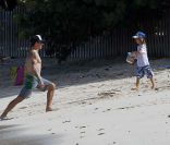 Anthony Kiedis et son fils Everly à Saint-Barthélemy, le 29 décembre 2011.