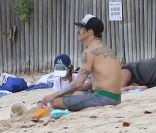 Anthony Kiedis et son fils Everly à Saint-Barthélemy, le 29 décembre 2011.
