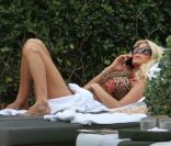  Victoria Silvstedt se prélasse près d'une piscine de Miami le 29 décembre 2011 