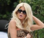  Victoria Silvstedt : une vraie sirène lorsqu'elle se détend près d'une piscine de Miami le 29 décembre 2011 