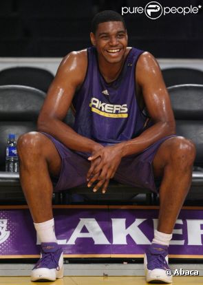 Andrew Bynum, avant de reprendre avec les Lakers suite à sa suspension, a croisé plus d'une fois les forces de l'ordre...