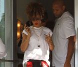 Superbe, Rihanna en mini short de foot à Miami le 31 décembre 2011