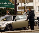Renaud se gare devant la Closerie des Lilas, à Paris, octobre 2011.