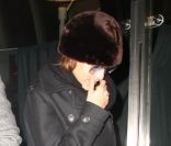 Timide, Eva Mendes à l'aéroport de Los Angeles le 2 janvier 2012