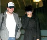 Eva Mendes se cache à l'aéroport de Los Angeles le 2 janvier 2012