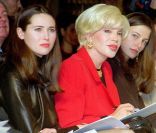 Liouba Wildenstein et Sylvia Roth-Wildenstein en 2001 au défilé Yves Saint Laurent. 