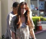 Jennifer Love Hewitt, accompagnée de son assistant, était de sortie à Studio City. Le 4 janvier 2012.