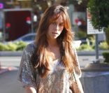Jennifer Love Hewitt brille en plein jour grâce à son top pailleté et aux reflets du soleil dans ses cheveux à Studio City, le 4 janvier 2012.