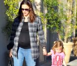 Jennifer Garner en compagnie de Seraphina et son doudou, à Los Angeles, le 5 janvier 2012