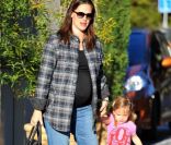 Jennifer Garner en compagnie de sa petite Seraphina, à Los Angeles, le 5 janvier 2012