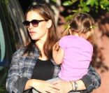 Jennifer Garner, Seraphina dans les bras, à Los Angeles, le 5 janvier 2012