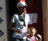 La petite Nahla salue les photographes à la sortie de l\'école à Los Angeles le 5 janvier 2012 alors que sa maman vient la chercher<br />