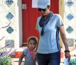 Halle Berry et sa fille Nahla à la sortie de l\'école à Los Angeles le 5 janvier 2012