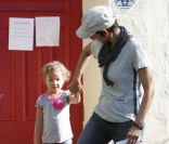 Halle Berry et sa fille Nahla, surprise par les photographes à la sortie de l\'école à Los Angeles le 5 janvier 2012