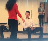 Katie Holmes, élève studieuse lors d'un cours de danse à New York le 30 décembre 2011 sous les yeux de son Tom Cruise 