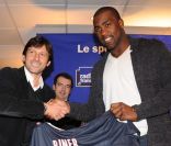 Teddy Riner a été sacré sportif de l'année 2011 par les auditeurs de Radio France et a reçu un maillot du PSG à son nom des mains de Leonardo le 10 janvier 2012 à Paris