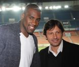 Teddy Riner, ici avec Leonardo, a été sacré sportif de l'année 2011 par les auditeurs de Radio France et a reçu un maillot du PSG à son nom des mains de Leonardo le 10 janvier 2012 à Paris